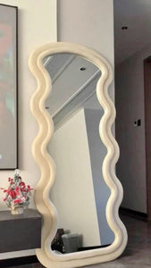 Wavy mirror