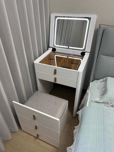 Portable vanity table with lights