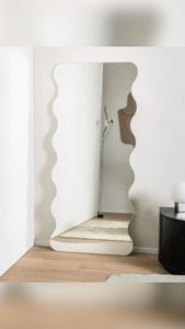 Frameless wavy mirror