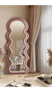 Wavy mirror